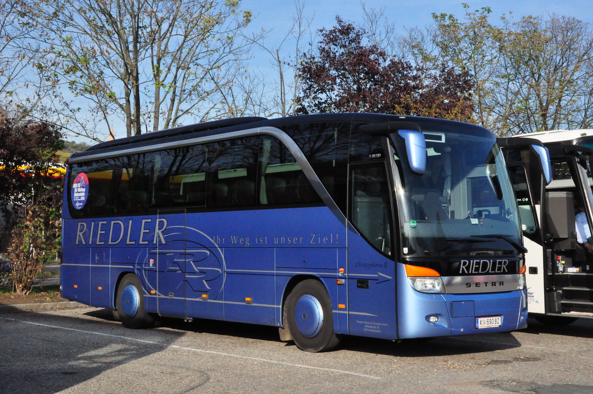 Setra 411 HD von Riedler Reisen aus �sterreich in Krems gesehen.