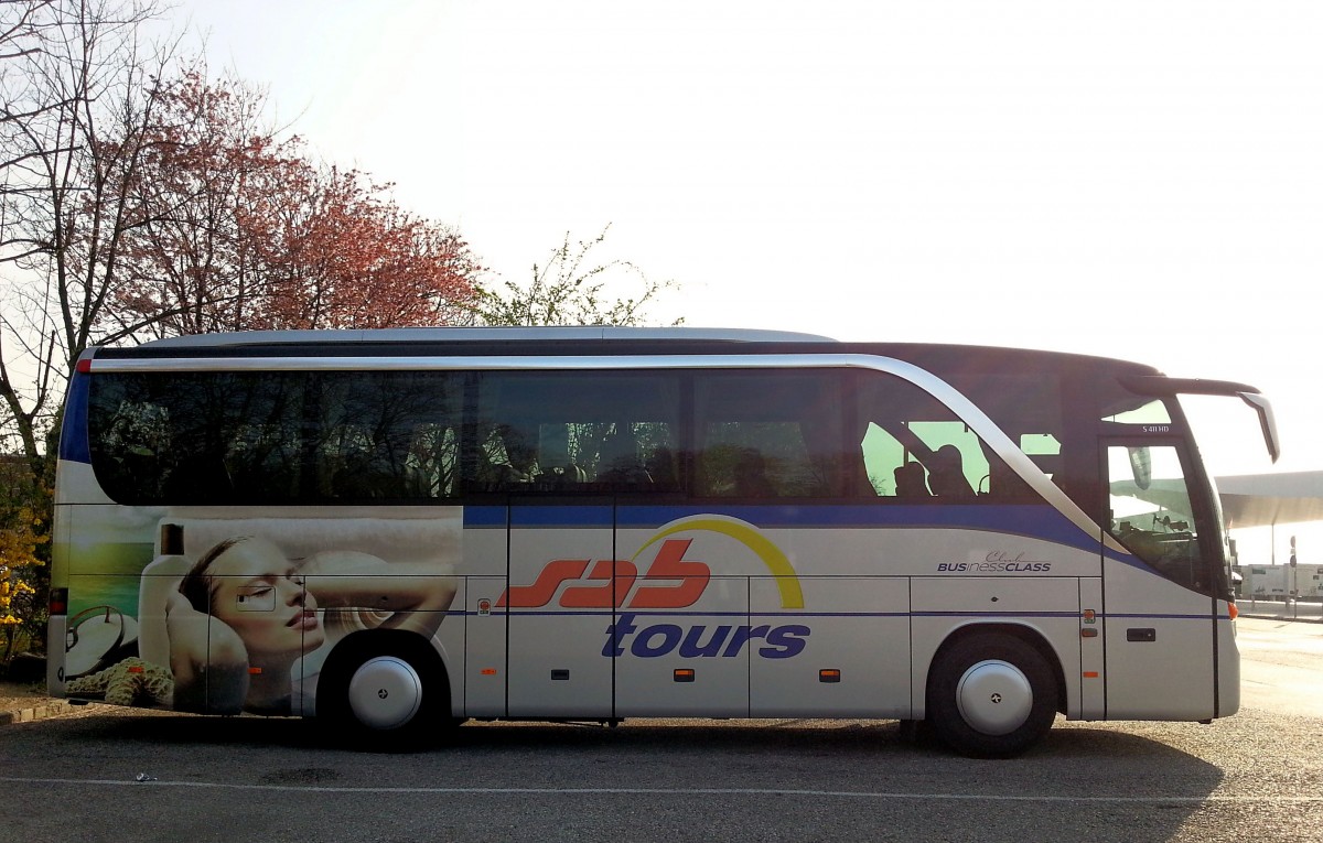SETRA 411 HD von SAB Tour`s aus �sterreich am 3.4.2014 in Krems gesehen.