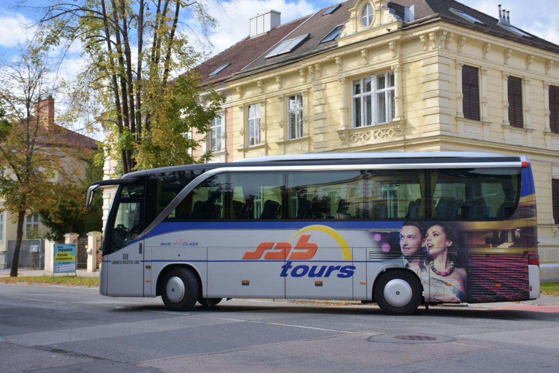 Setra 411 HD von SAB tours Reisen aus �sterreich 10/2017 in Krems.