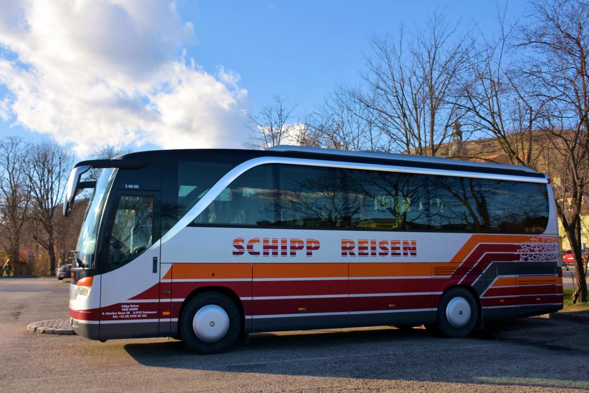 Setra 411 HD von Schipp Reisen aus Nieder�sterreich 01/2018 in Krems gesehen.