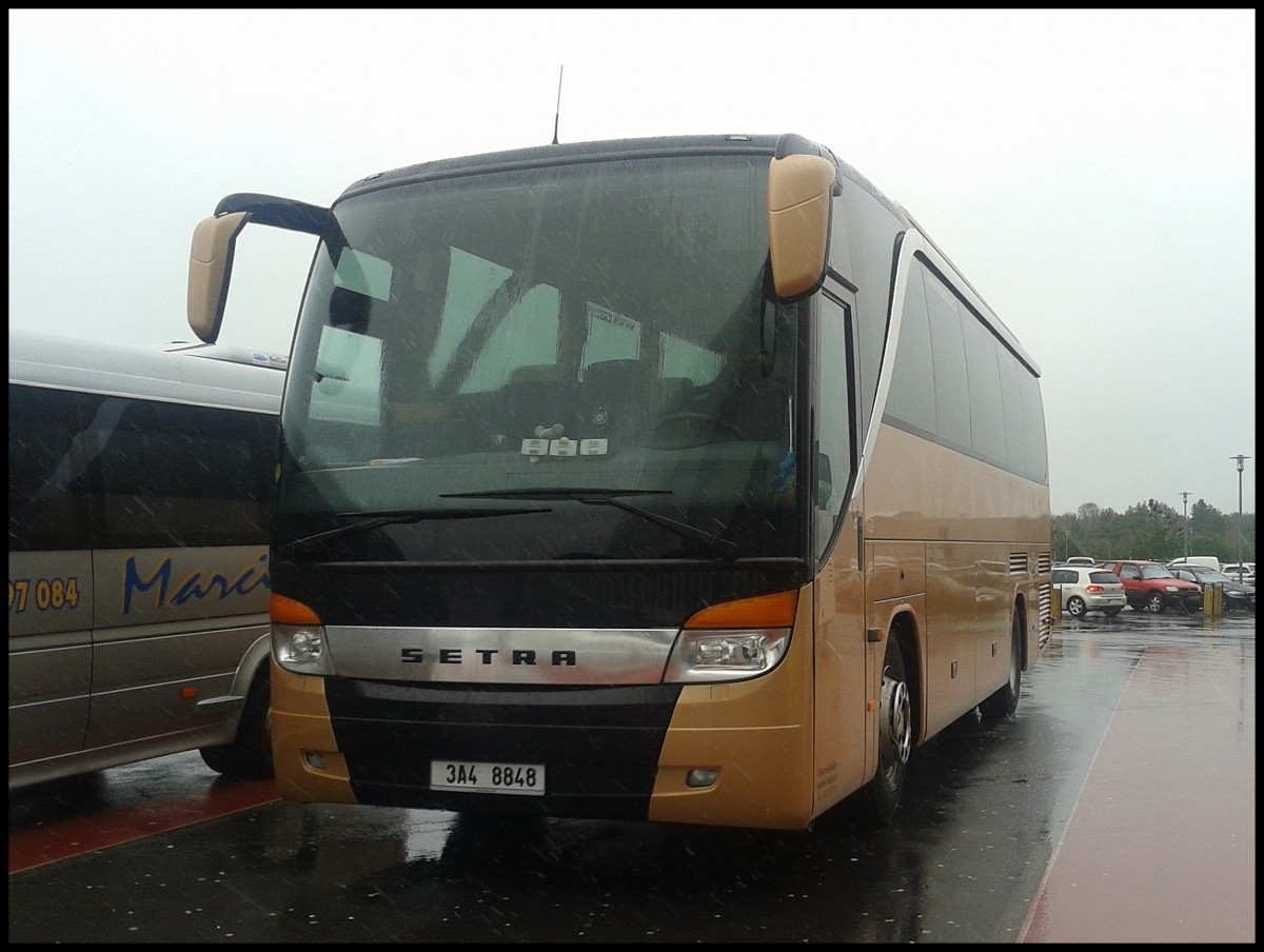Setra 411 HD von Vůz Eduard Kr�sa aus Tschechien vor den Tropical Islands.