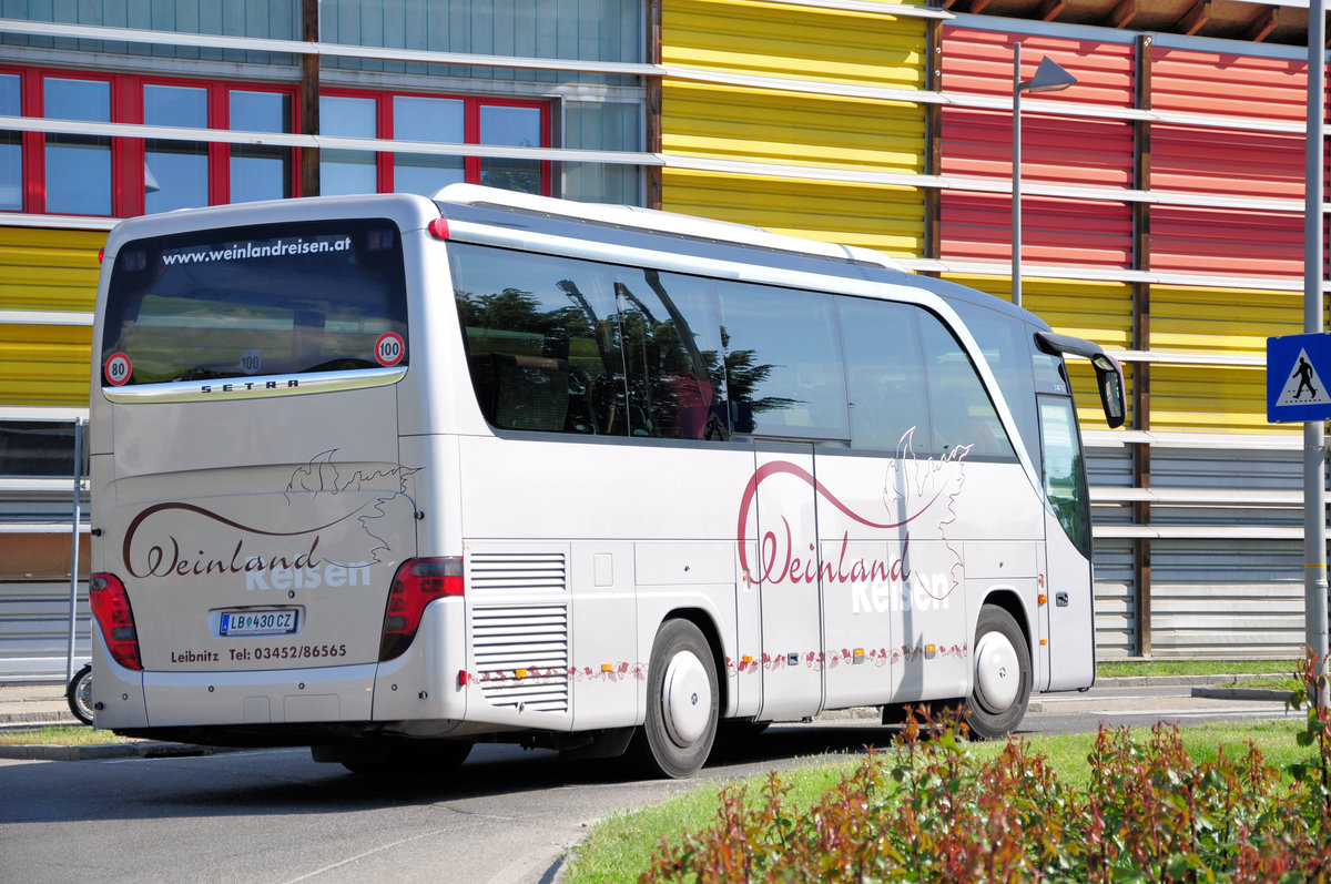 Setra 411 HD von Weinland Reisen aus �sterreich in Krems gesehen.