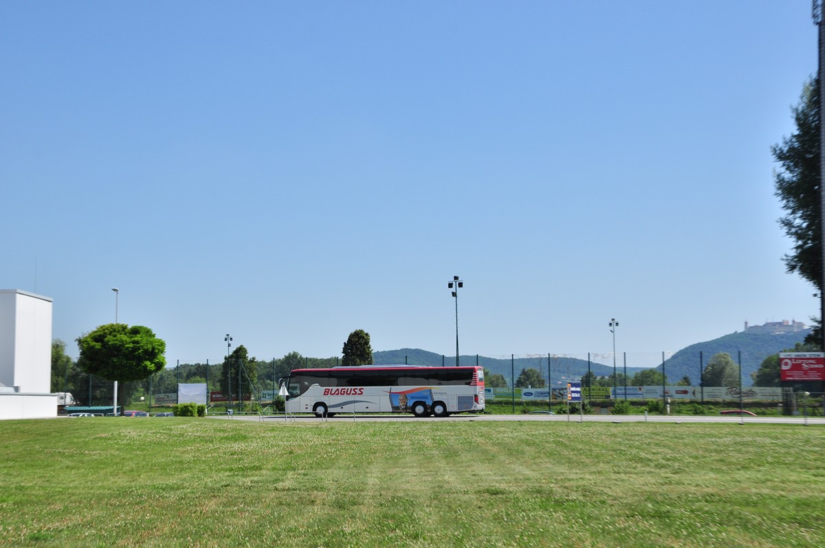 SETRA 415 GT-HD von BLAGUSS / Wien f�hrt am 9.7.2013 durch Krems an der Donau.