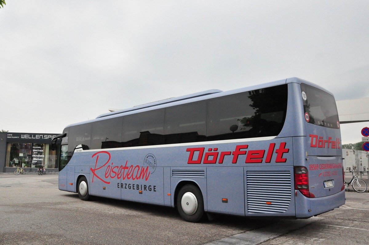 Setra 415 GT-HD von D�rfelt Reisen aus der BRD im Mai 2015 in Krems gesehen.