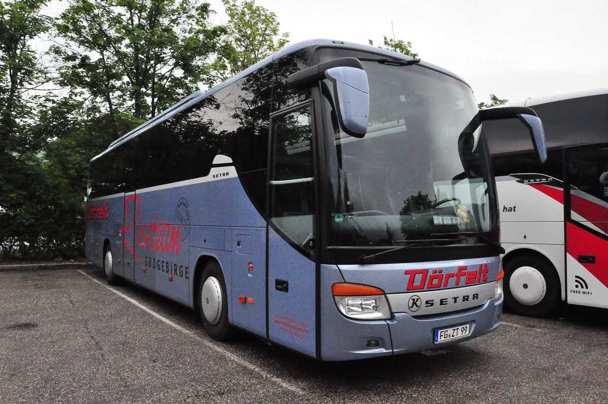 Setra 415 GT-HD von D�rfelt Reisen aus der BRD im Mai 2015 in Krems gesehen.