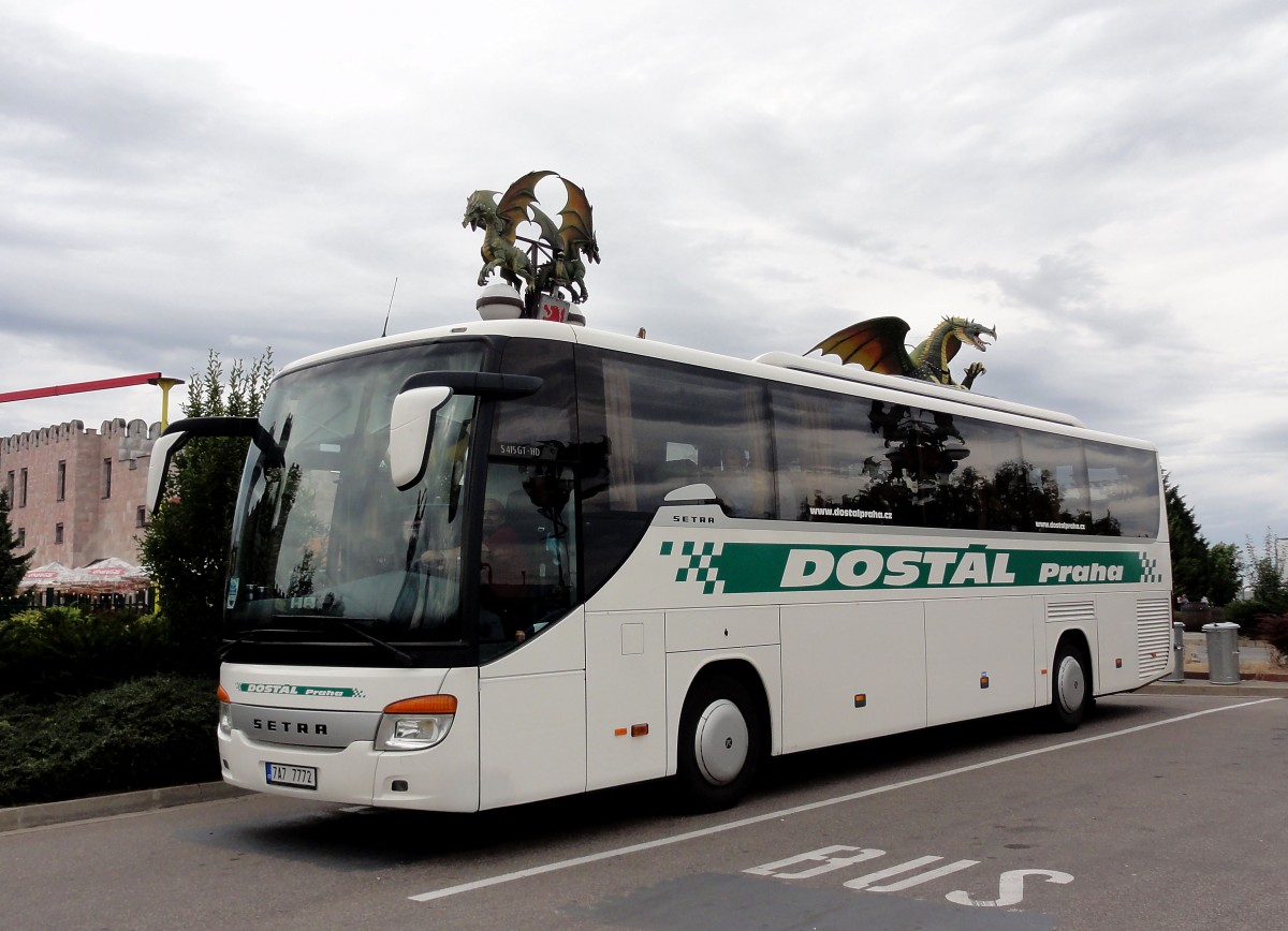 Setra 415 GT-HD von Dostal aus der CZ am 11.August 2014 im Niemandsland zwischen Znaim und �sterreich gesehen.