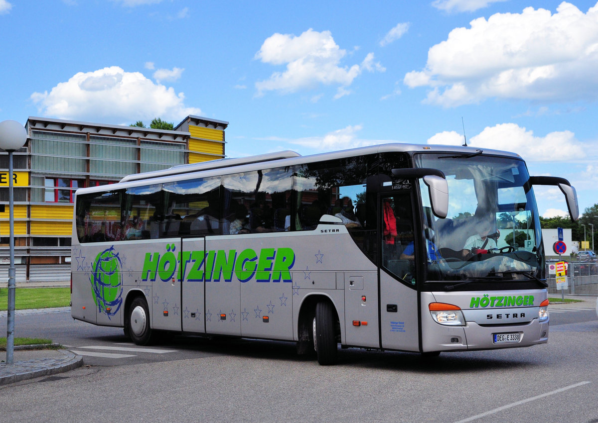 Setra 415 GT-HD von H�tzinger Reisen aus der BRD in Krems.