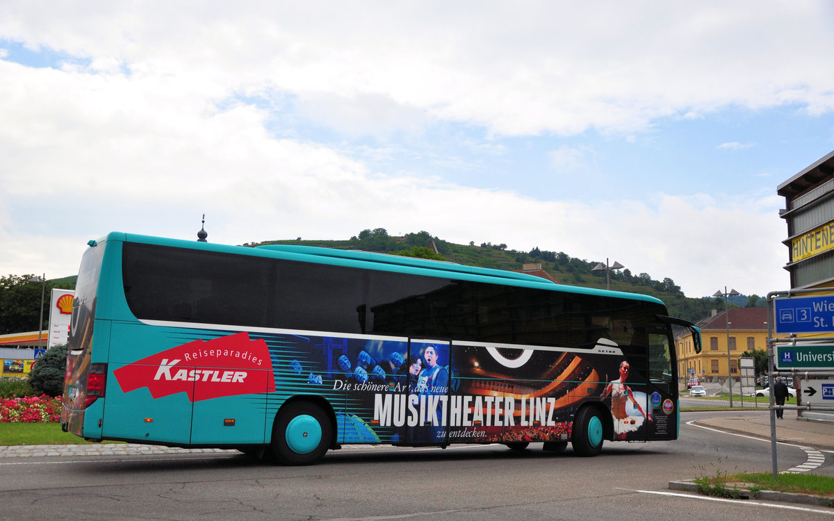 Setra 415 GT-HD von Kastler Reisen aus �sterreich in Krems gesehen.