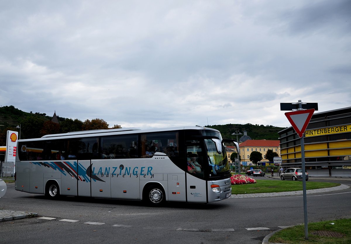 Setra 415 GT-HD von Lanzinger Reisen aus �sterreich in Krems unterwegs.