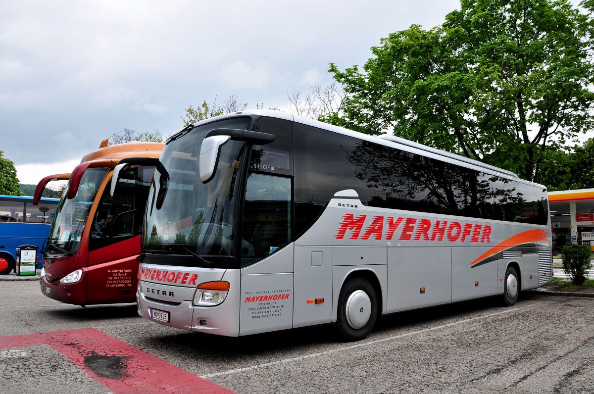 Setra 415 GT-HD von Mayerhofer Reisen aus Nieder�sterreich am 2.5.2015 in Krems.