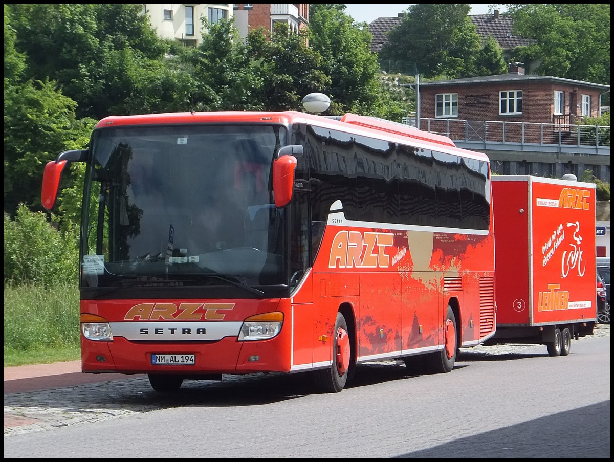 Setra 415 GT-HD mit Radanh�nger von Arzt aus Deutschland im Stadthafen Sassnitz.