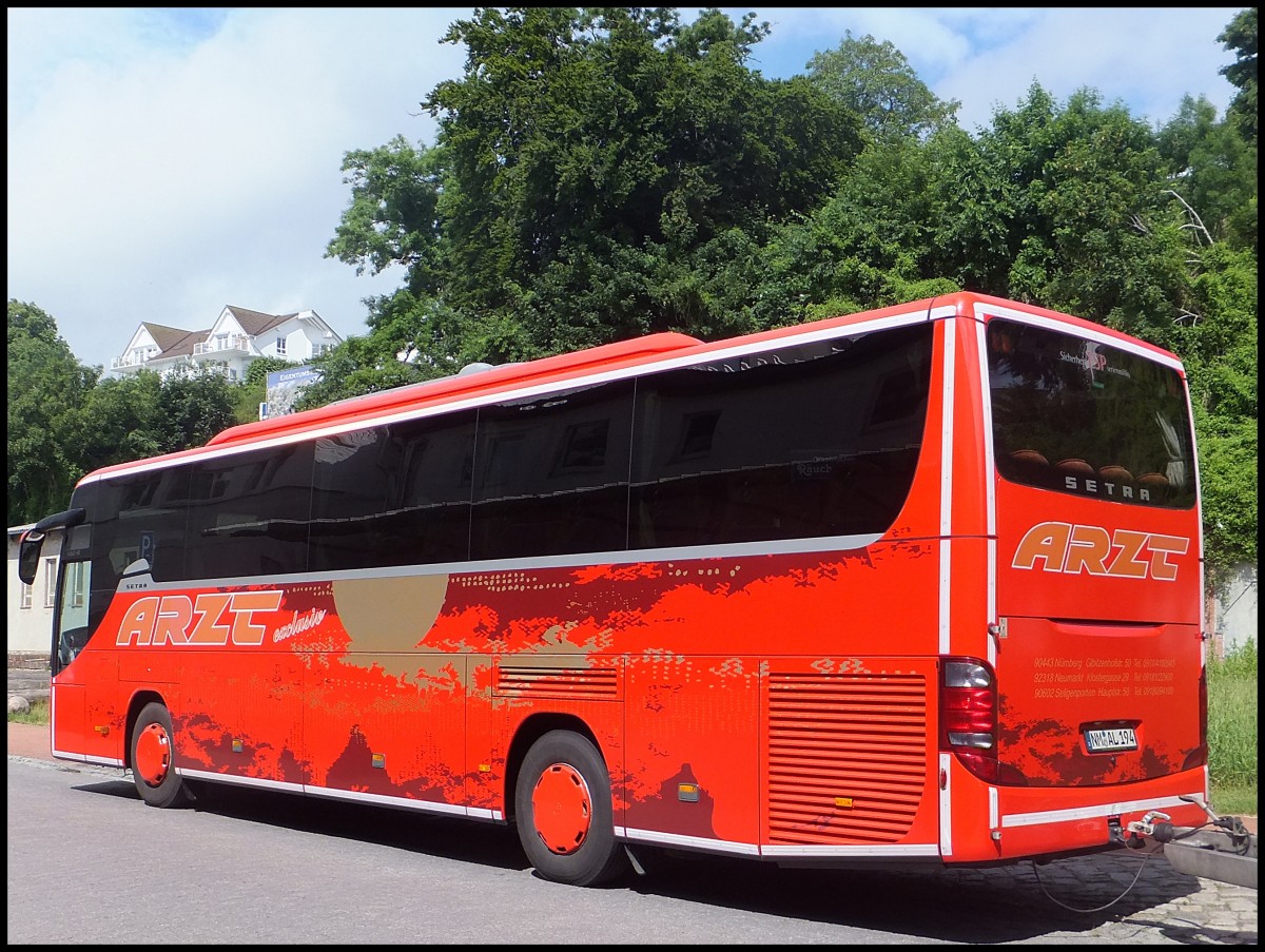Setra 415 GT-HD mit Radanh�nger von Arzt aus Deutschland im Stadthafen Sassnitz.
