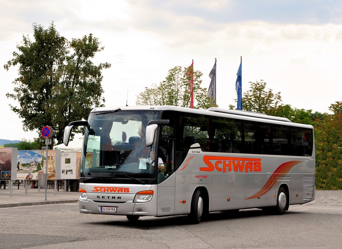 Setra 415 GT-HD von Schwab Reisen aus �sterreich in Krems gesehen.