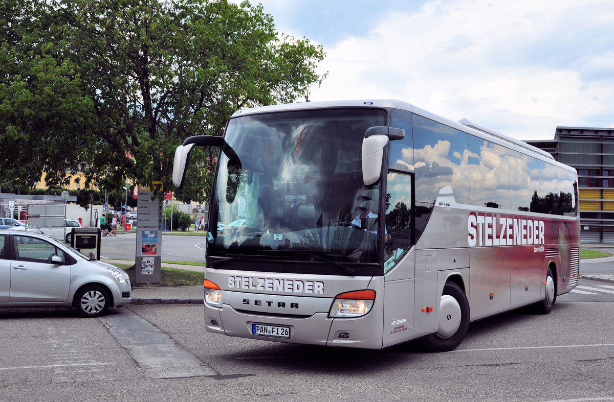 Setra 415 GT-HD von Stelzeneder Reisen aus der BRD in Krems gesehen.