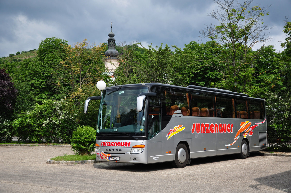 Setra 415 GT-HD von Sunzenauer Reisen aus �sterreich in Krems gesehen.