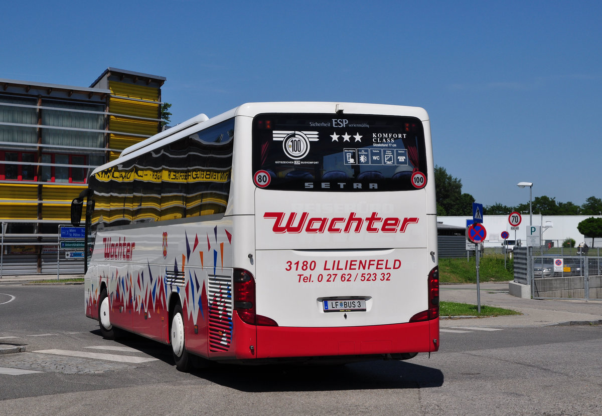 Setra 415 GT-HD von Wachter Reisen aus �sterreich in Krems gesehen. 