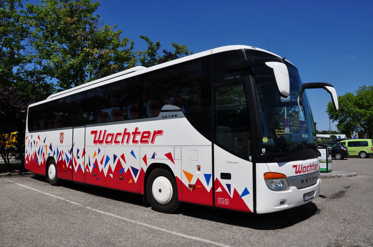 Setra 415 GT-HD von Wachter Reisen aus �sterreich in Krems gesehen. 
