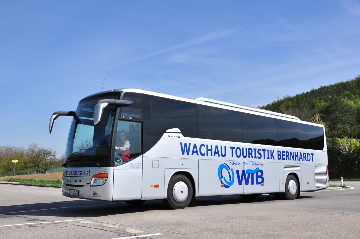 Setra 415 GT-HD von WTB(Wachautouristik Bernhardt) aus Spitz an der Donau/Nieder�sterreich hier bei der Anfahrt auf den G�ttweigerberg bei Krems.