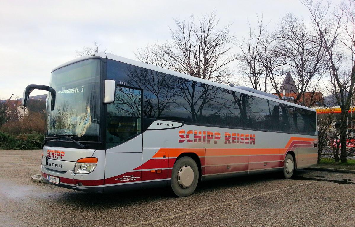 Setra 415 H von Schipp Reisen aus Nieder�sterreich 01/2018 in Krems gesehen.