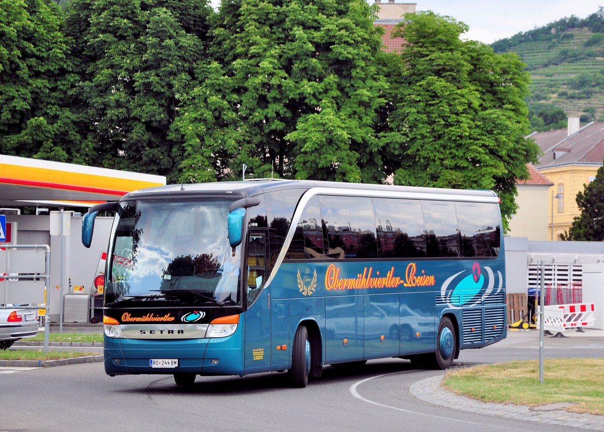 Setra 415 HD von Oberm�hlviertler Reisen aus �sterreich im Juni 2015 in Krems gesehen.