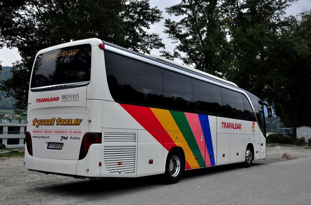 Setra 415 HD von Tyrol Tour/�sterreich im Herbst 2013 in Krems.