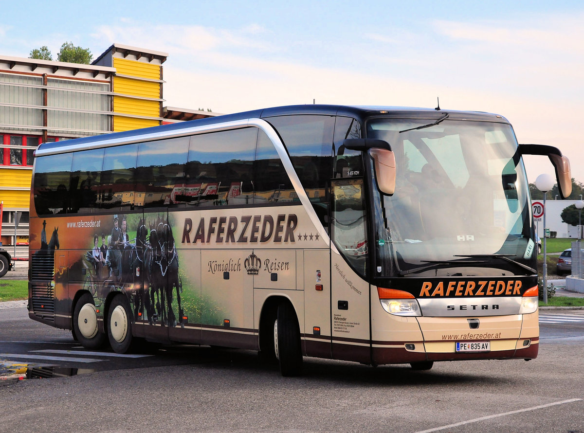Setra 415 HDH von Raferzeder Reisen aus �sterreich in Krems gesehen.