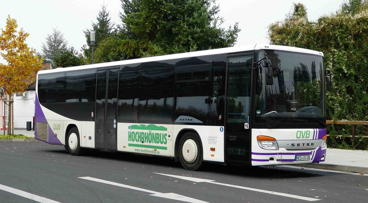 Setra 415 S von  Hochrh�nbus  steht auf dem Busplatz in Bad Neustadt/Saale im Oktober 2017