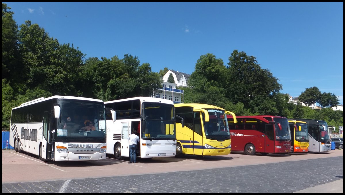 Setra 416 GT-HD von S�llner aus Deutschland und EOS von Aga-Bus aus Polen und Scania Irizar von CentrumTurist aus D�nemark und Mercedes Tourismo von Zwaluw Reizen aus den Niederlanden und Irisbus Arway von Meichsner aus Deutschland und Setra 416 HDH von Kreuz aus Deutachland im Stadthafen Sassnitz.
