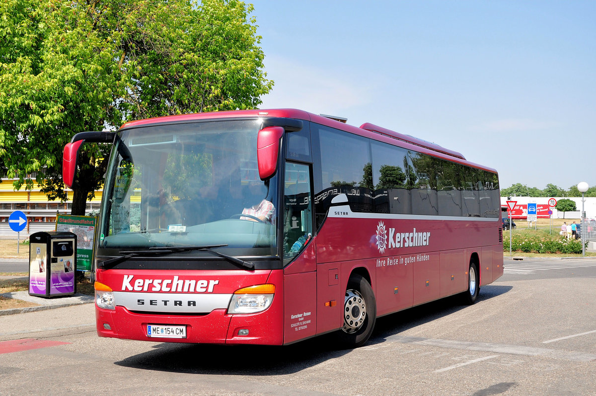 Setra 416 GT von Kerschner Reisen aus Nieder�sterreich in Krems gesehen.