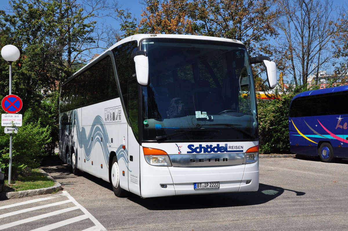 Setra 416 HDH von Sch�del Reisen aus der BRD in Krems gesehen.
