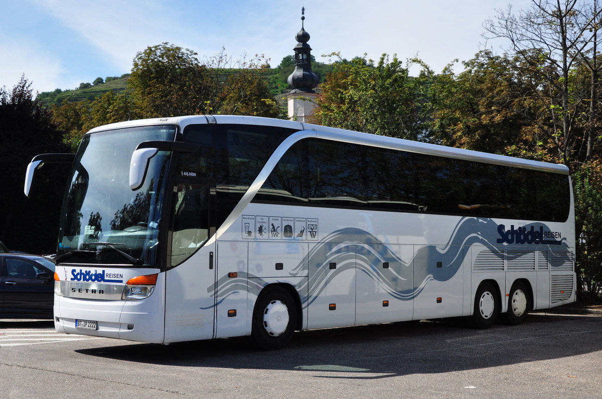 Setra 416 HDH von Sch�del Reisen aus der BRD in Krems gesehen.