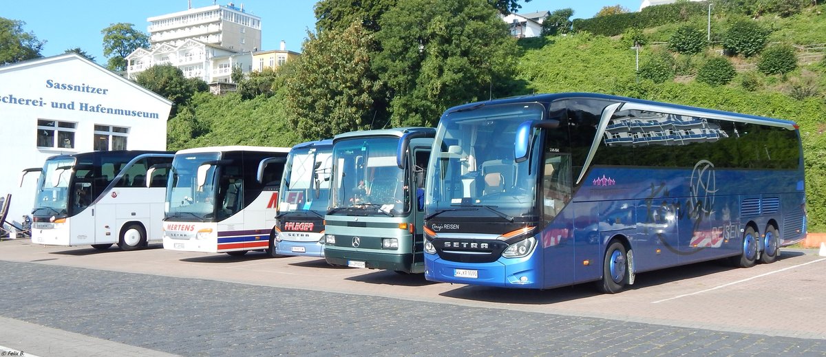 Setra 416 HDH von VTG Vertriebs- und Transportgesellschaft und Setra 417 GT-HD von Mertens aus Deutschland und Setra 516 HD von Pfleger aus Österreich und Mercedes O 303 von Meise-Reisen und Setra 516 HDH von König's Reisen aus Deutschland im Stadthafen Sassnitz.