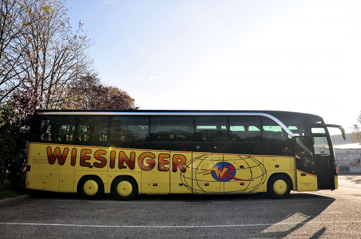 Setra 416 HDH von Wiesinger Reisen aus �sterreich am 20.9.2014 in Krems gesehen.