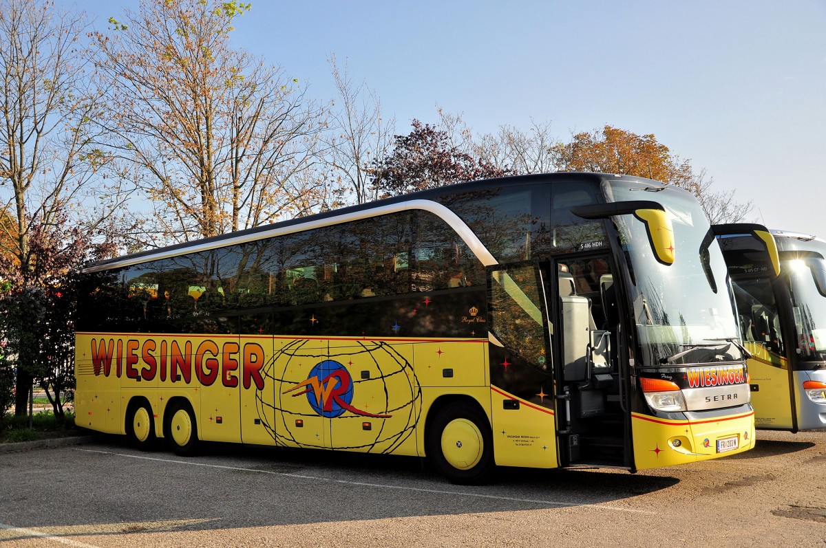 Setra 416 HDH von Wiesinger Reisen aus �sterreich am 20.9.2014 in Krems gesehen.