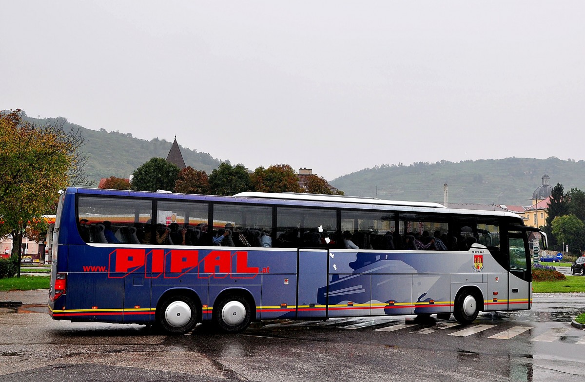 Setra 417 GT-HD von Pipal Reisen aus Bruck a.d.Leitha/Nieder�sterreich am 11.9.2014 in Krems gesehen.