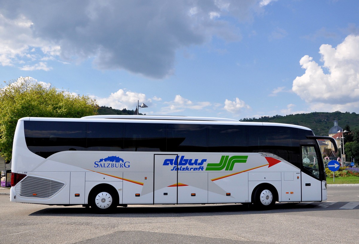 SETRA 515 HD von ALBUS-SALZKRAFT aus �sterreich im August 2013 in Krems an der Donau.