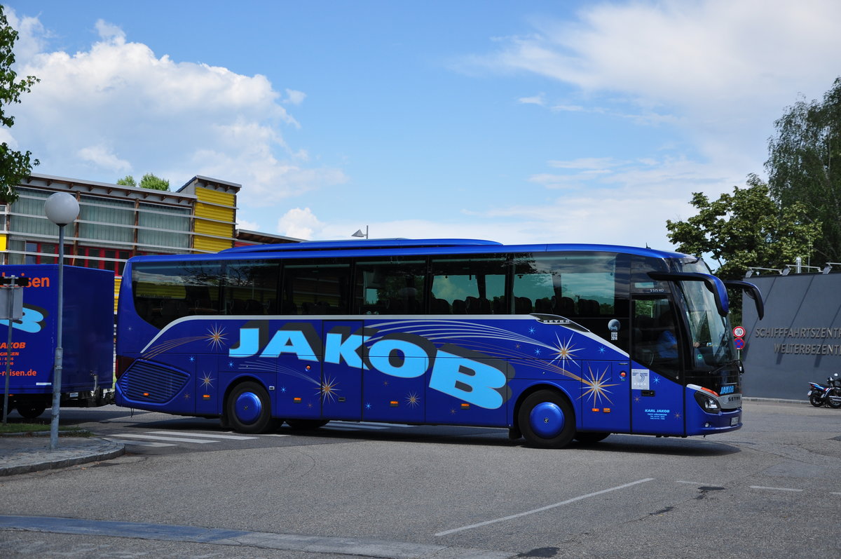 Setra 515 HD von Jakob Reisen aus der BRD mit Radanh�nger in Krems gesehen.
