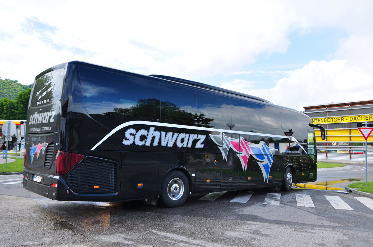 Setra 515 HD von SCHWARZ Reisen aus �sterreich in Krems gesehen.