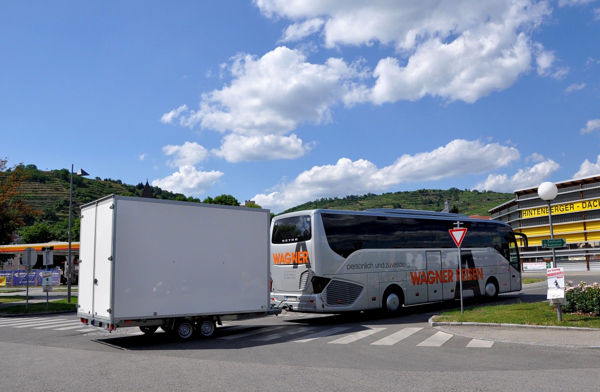 Setra 515 HD von Wagner Reisen aus der BRD (mit Radanh�nger) im Juni 2015 in Krems gesehen.