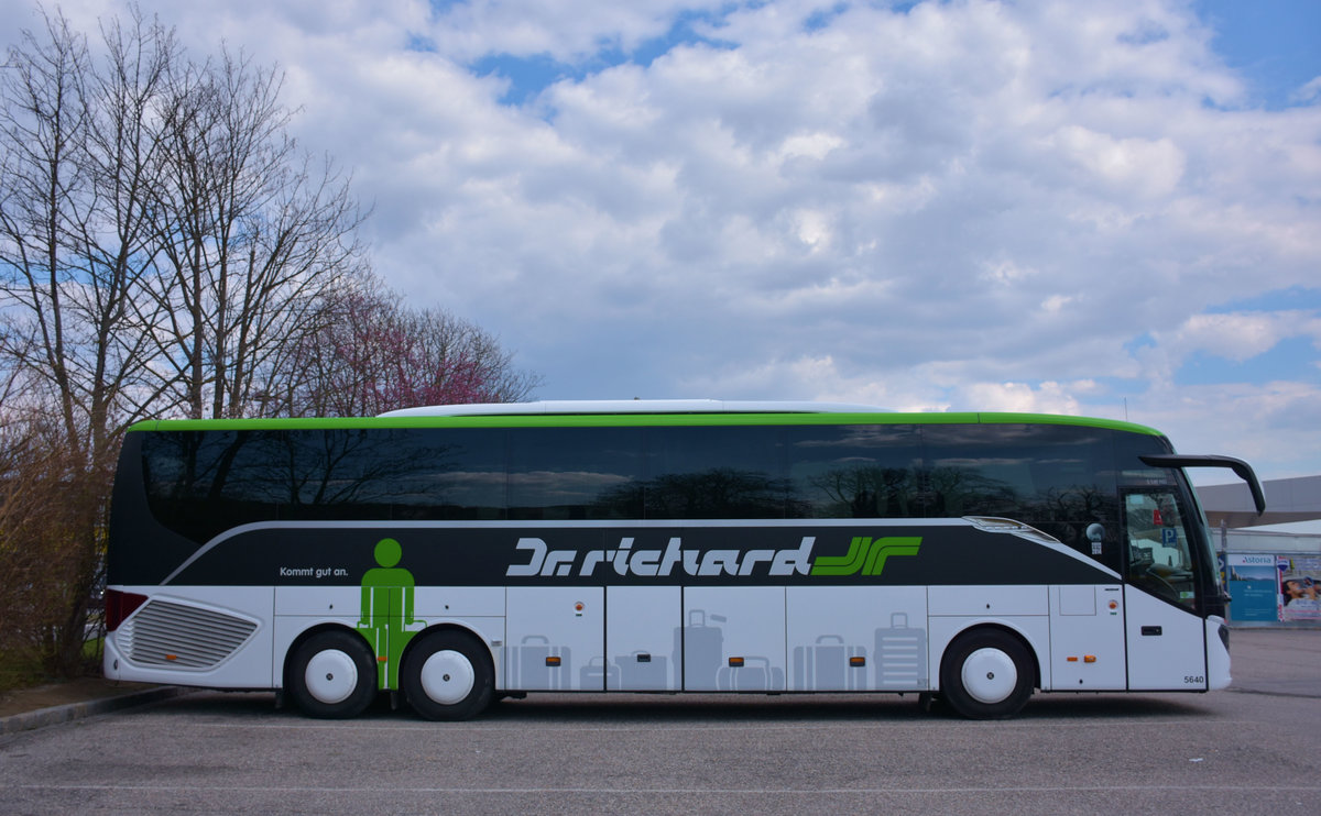 Setra 516 HD von Dr. Richard Reisen aus Wien in Krems.