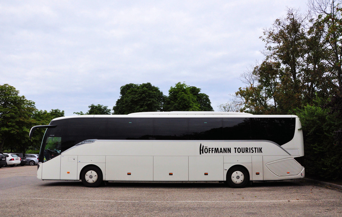 Setra 516 HD von der H�ffmann Touristik aus der BRD in Krems.