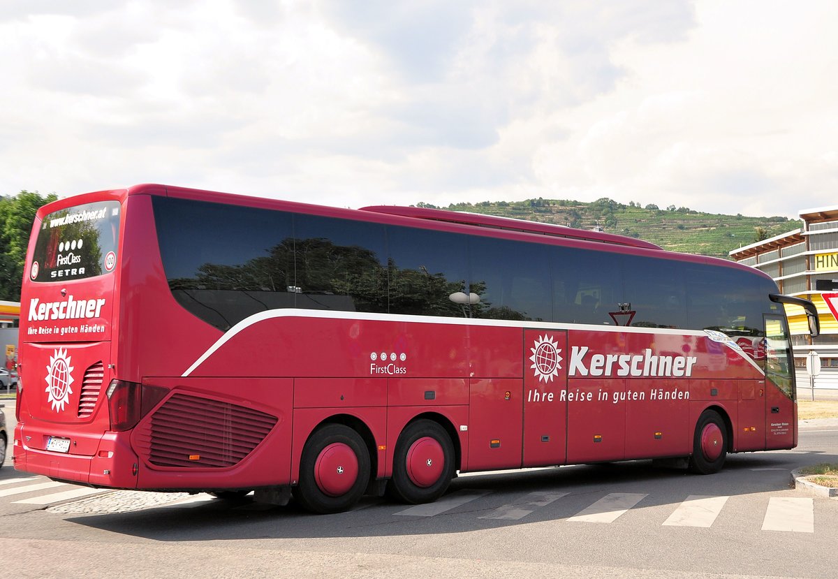 Setra 516 HD von Kerschner Reisen aus Nieder�sterreich in Krems unterwegs.