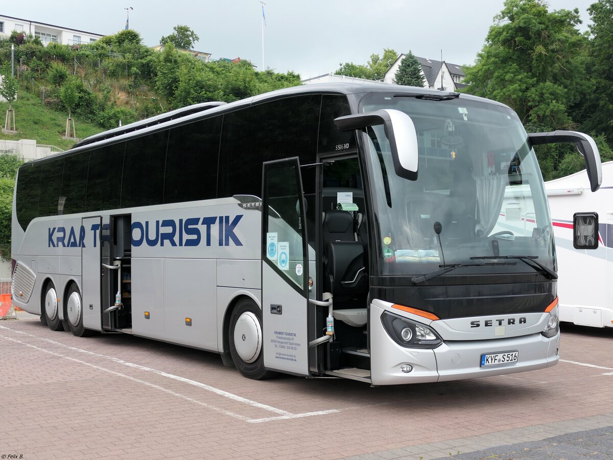 Setra 516 HD von Kramer Touristik aus Deutschland im Stadthafen Sassnitz. 