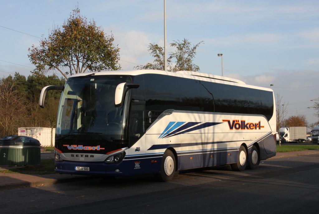 Setra 516 HD Reisebus der Fa. V�lkert, Riesenbeck, am 8.12.2014 auf Rastplatz in Garbsen.
