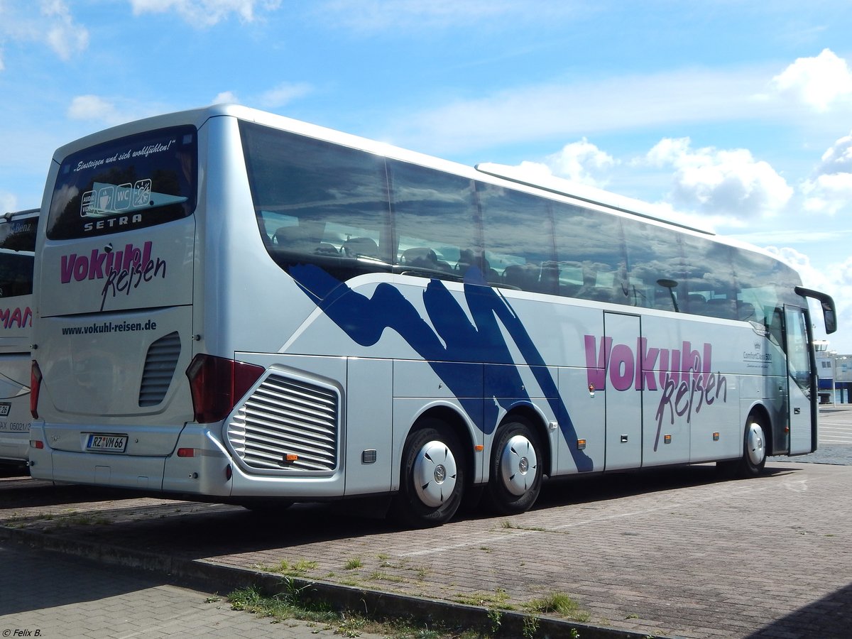 Setra 516 HD von Vokuhl Reisen aus Deutschland im Stadthafen Sassnitz. 