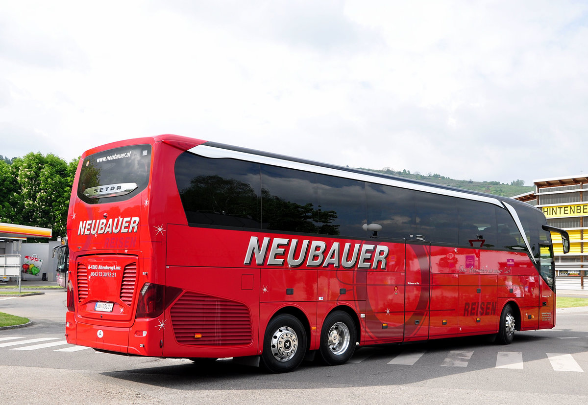 Setra 516 HDH von Neubauer Reisen aus �sterreich in Krems gesehen.