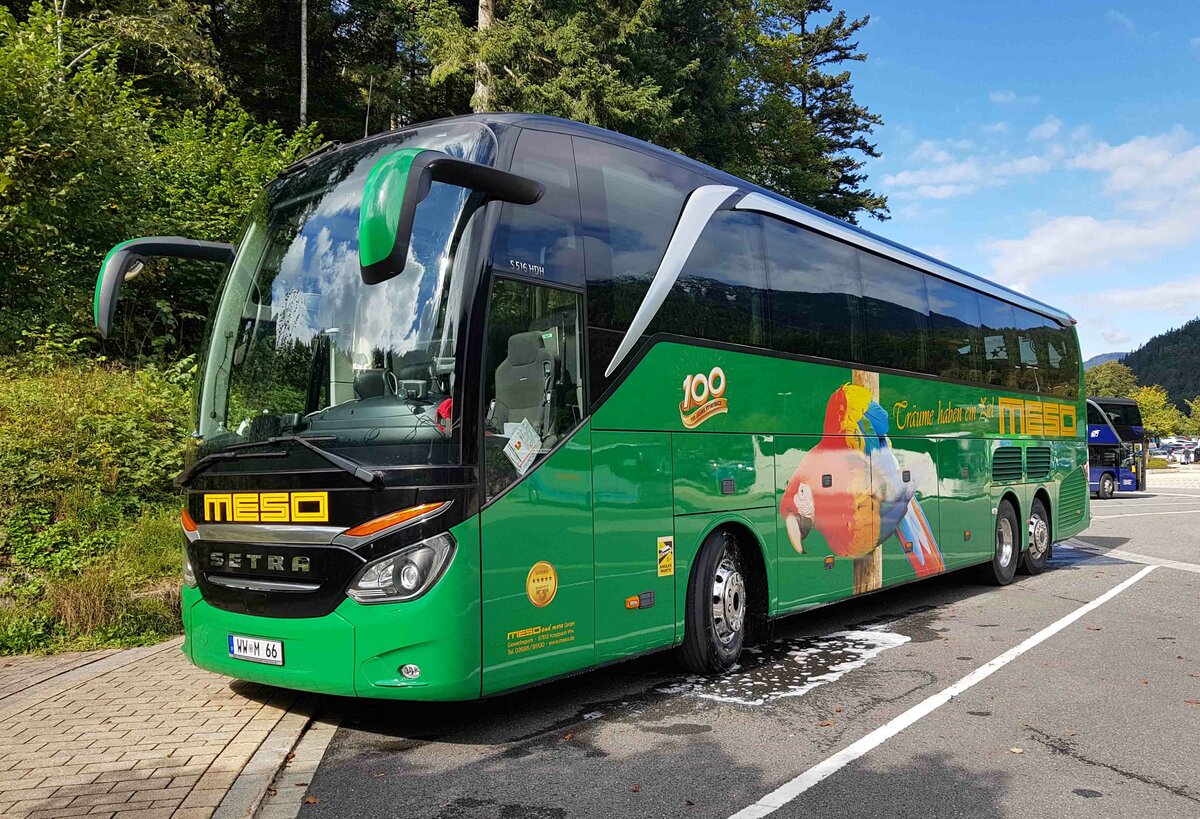 Setra 516 HDH vom Reisebusunternehmen MESO steht im September 2022 am Königssee.
Grüße an den sehr netten Fahrer!!!