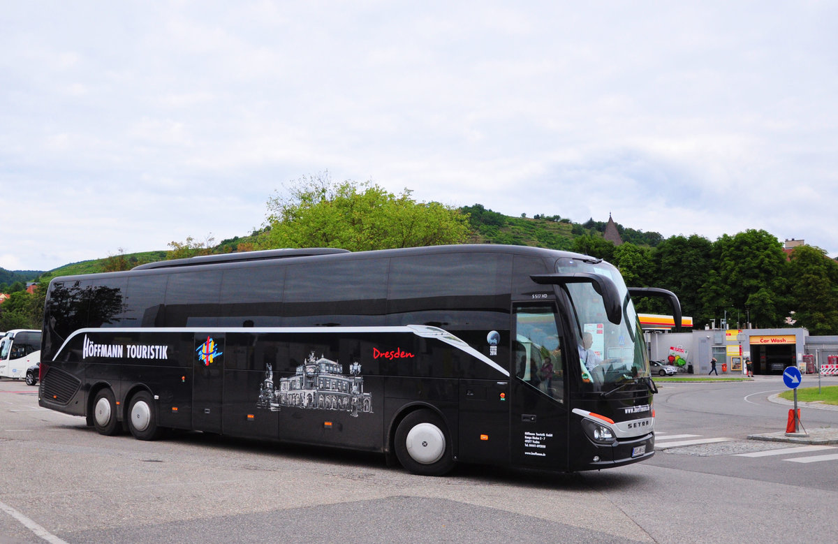 Setra 517 HD (Dresden) von der H�ffmann Touristik aus der BRD in Krems gesehen.