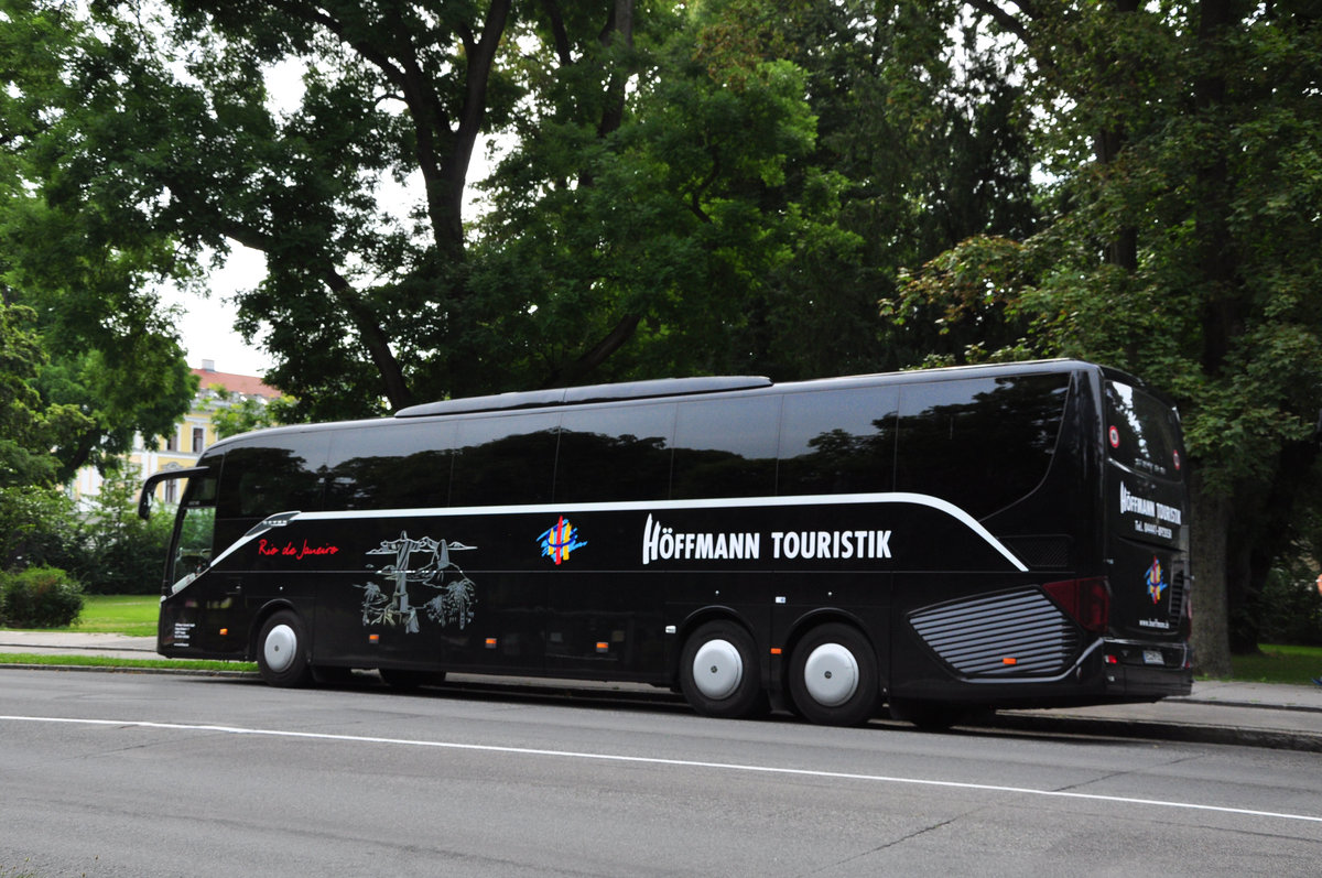 Setra 517 HD  Dresden  von H�ffmann Reisen aus der BRD in Krems gesehen.