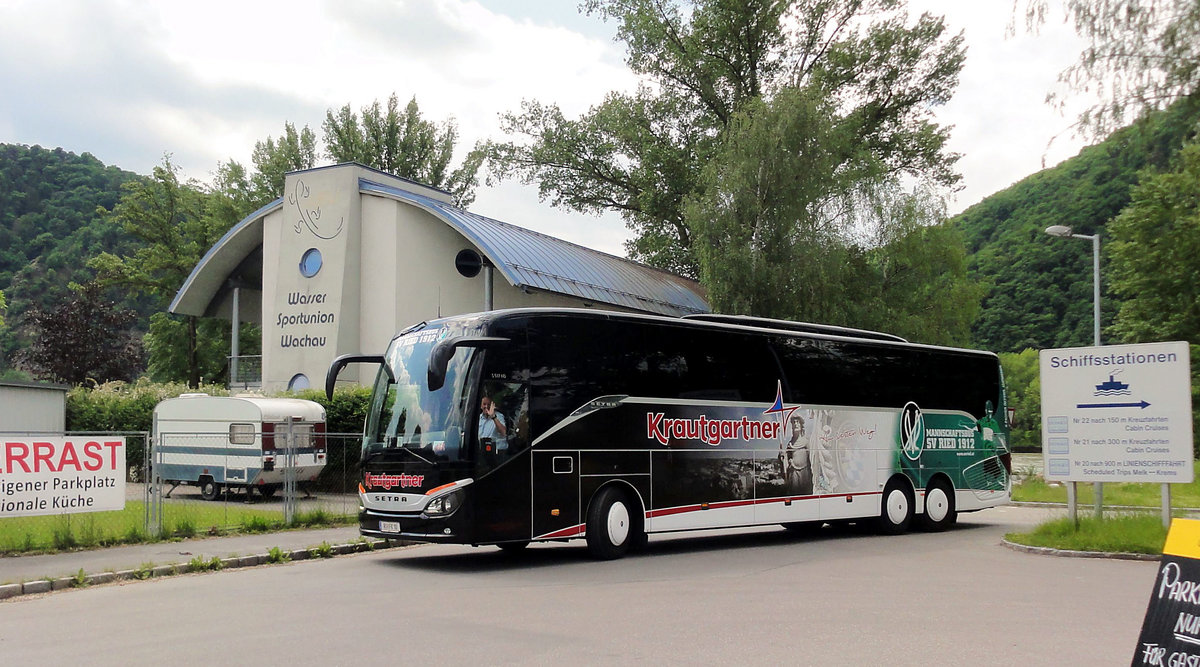 Setra 517 HD von Krautgartner Reisen aus Ried/Ober�sterreich in D�rnstein gesehen.Mannschaftsbus des SV Ried .